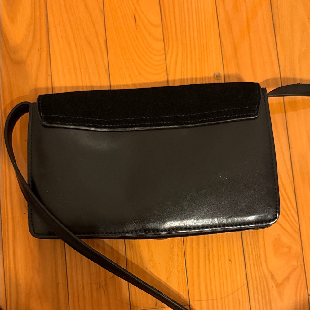 Elegant Black Leather Crossbody Bag - Picture 6 of 6